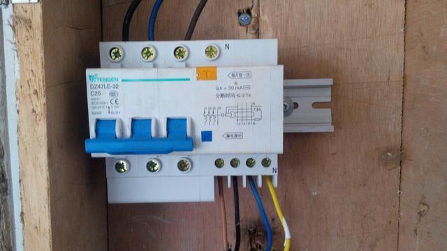 故障四:一開燈就跳閘開關回路一般沒有漏電斷路器,故而發生這種情況的
