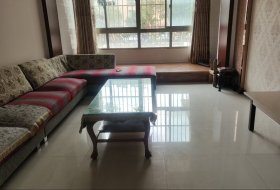 香格里拉1楼带晒台2室2厅出租，家具家电齐全，拎包入住